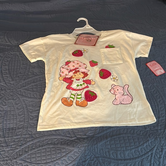 Strawberry shortcake short sleeved Girls T-Shirt with bracelet (NWOT) - Picture 1 of 9